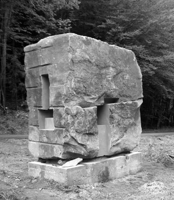 Der "Schweinstäler Kopf" steht bei Stelzenberg in der Westpfalz.