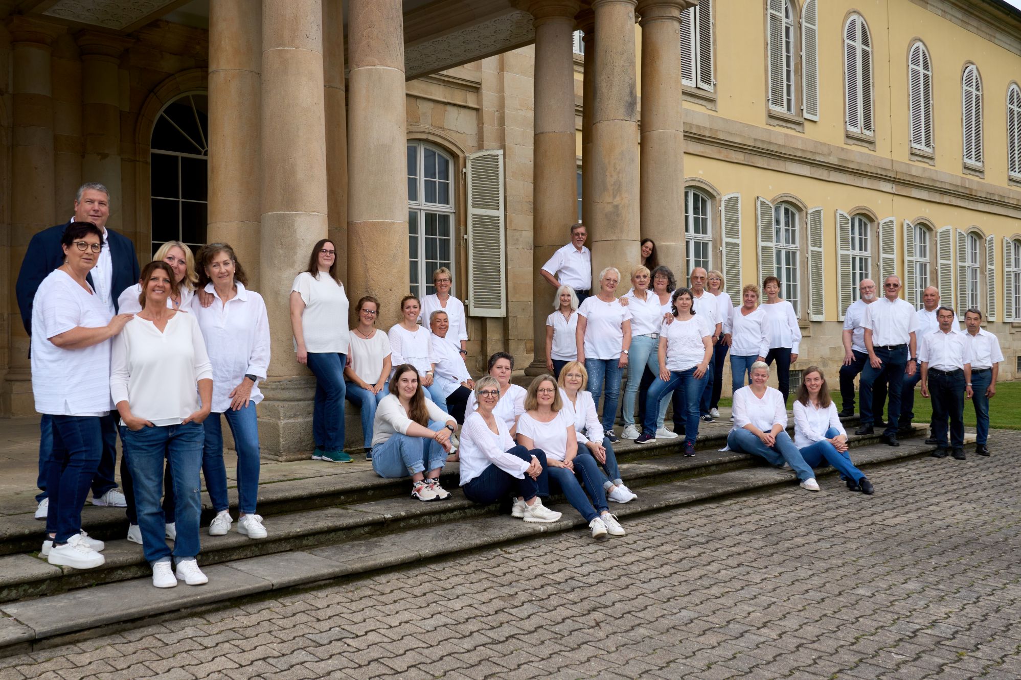 Die Mitglieder von Singvolution vor dem Hohenheimer Schloss