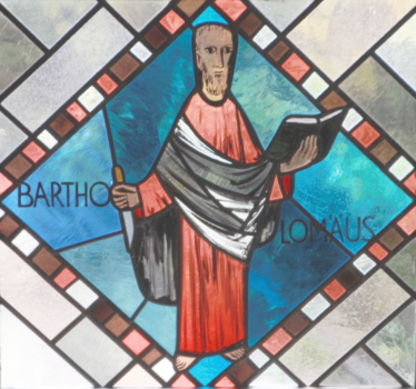 Der heilige Bartholomäus auf einem von Wolf-Dieter Kohler gestalteten Kirchenfenster