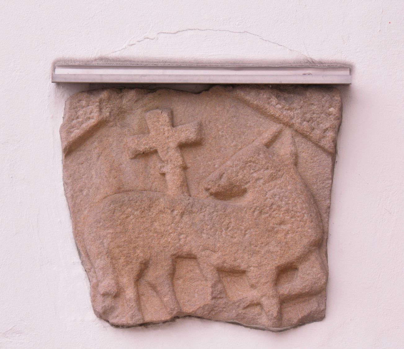 Das älteste Kunstwerk Kemnats - Lamm aus dem 12. Jhdt. über dem unteren Kircheneingang