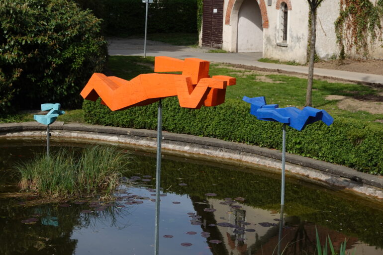 Eine dieser "Schwimmerinnen" von Birgit Rehfeldt schwimmt auch in Scharnhausen am Körschufer.